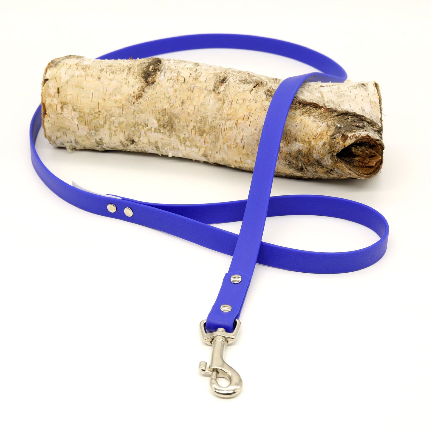 Hundeleine aus Biothane in blau mit silbernen Metallelementen handgefertigt von BALU manufaktur