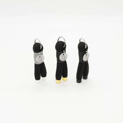 Schlüsselanhänger aus Seil handgefertigt schwarz mit goldenen, schwarzen oder silbernen Metallkappen