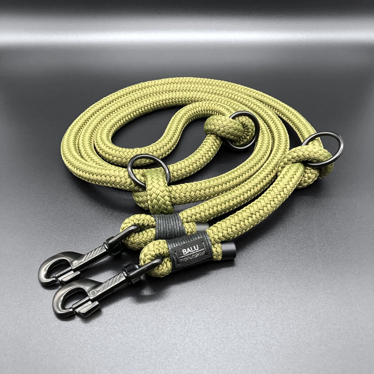 Verstellbare Hundeleine aus Seil in olivgrün in 2m Länge und schwarzen Metallelementen